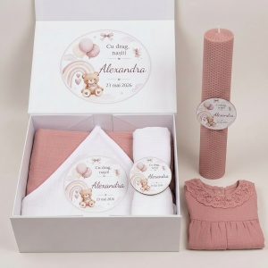 Trusou de Botez din Muselină Personalizat Roz Pudră cu Lumânare și Cutie Personalizată – Ursuleț & Curcubeu - Img 2
