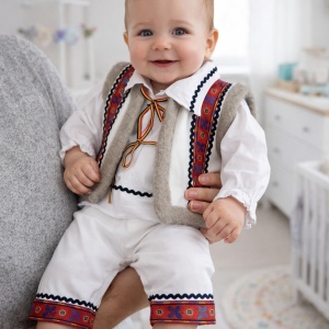 Costum traditional cu bundita
