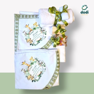 Trusou botez personalizat cu nume – prosop si pânză mir brodate, lumânare ceară naturală, cutie perişor și sticluță mir - Img 2