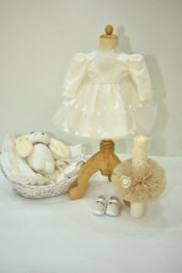 Rochie de botez cu zeci de fluturași aplicați - Img 3