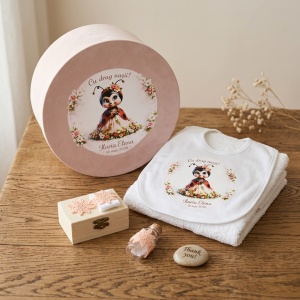 Set botez fetiță buburuză roz personalizat – set complet cu cufăr rotund, fașă și sticluță mir - Img 3