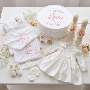 Trusou Botez Fetiță „Feea” – Rochiță Elegantă cu Dantelă și Cutie Ovală Personalizată
