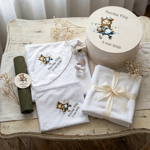 Trusou botez personalizat cu nume – prosop, pânză mir, lumânare ceară naturală, cutie perişor și sticluță mir - Img 2