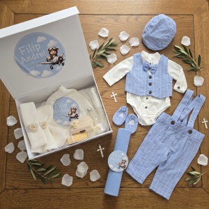 Trusou de Botez Bleu Personalizat cu Costum din In, Lumânare și Cutie Premium pentru Băieți - Img 3