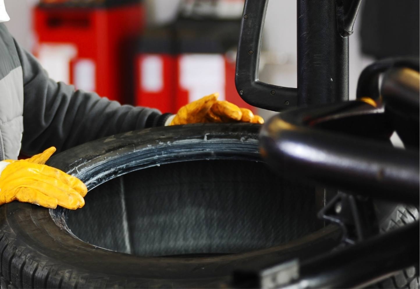 dejantare anvelope în atelier auto