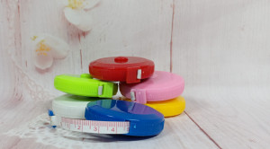 Centimetru croitorie, tip rola retractabila