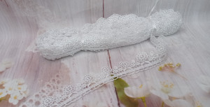 Dantela alba floricele