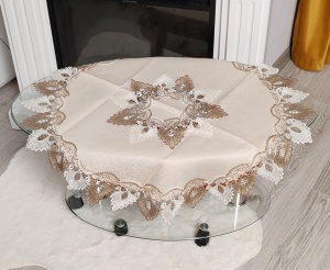Fata de masa rotunda dantelata - model frunze - culoare crem cu maro - Img 2