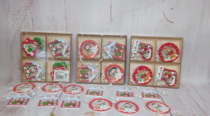 Cutie cu accesorii decorative Craciun din lemn cu agatatoare - Img 1