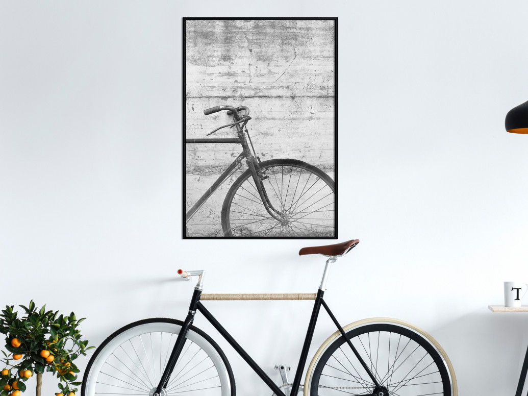 Poster - Bicycle Leaning Against the Wall, cu Ramă neagră, 20x30 cm - 1 | YEO