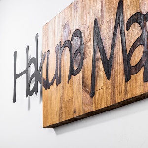 Accesoriu decorativ de perete din lemn si metal Hakuna Matata 4 Negru 108x3x30 cm - Img 6