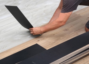 Set 18 buc. Parchet LVT, Pardoseala Vinil 2.0mm, Stomp, Gri, 15x1050 cm / 2.8 mp, Delta 8103-1 - Img 3