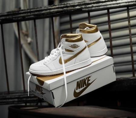 Air Jordan 1 Retro High OG “Metallic Gold”