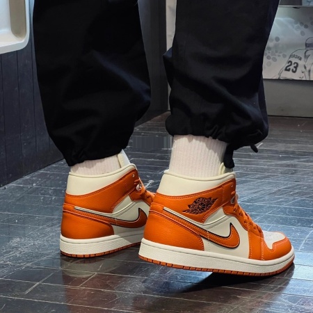 Air Jordan 1 Mid SE Sport Spice - Img 2