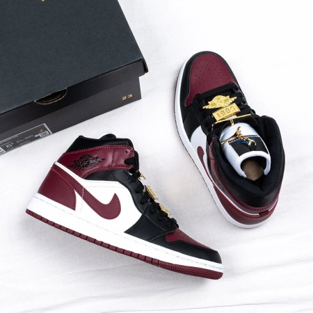 Air Jordan 1 Mid SE Dark Beetroot - Img 4