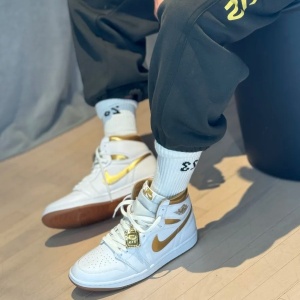 Air Jordan 1 Retro High OG “Metallic Gold” - Img 2