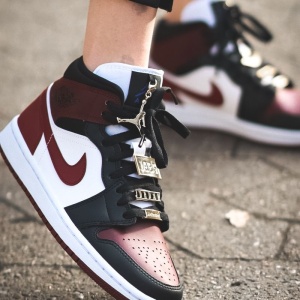 Air Jordan 1 Mid SE Dark Beetroot
