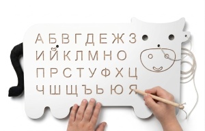 Дъска дървена Български букви „Уча се да пиша“ (89 x 55 см)– Монтесори дъска за стена