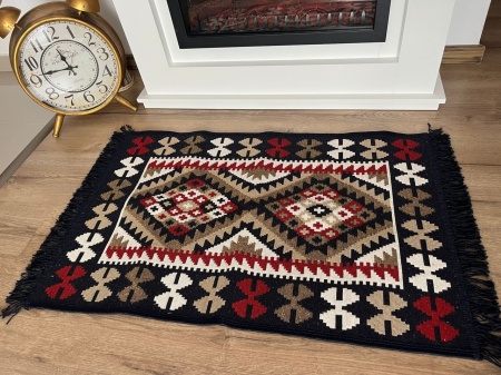 Covor traditional, cu doua fete,bleumarin-bej, dimensiunea 60x150 cm