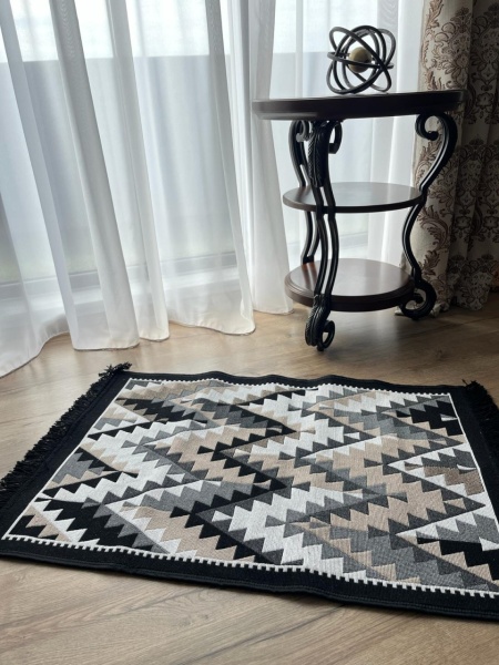 Covor traditional, cu doua fete,negru-bej, dimensiunea 60x150 cm