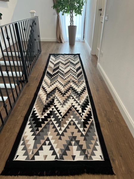 Covor traditional, cu doua fete,negru-bej, dimensiunea 80x300 cm