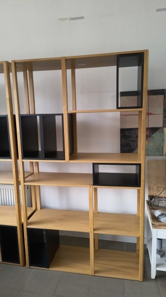 Biblioteca Insar by Otto cu 5 cuburi, lemn, natur/negru, 115 x 38 x 200 cm