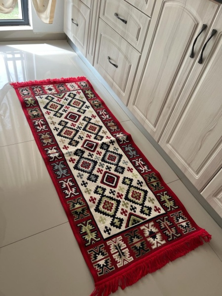 Covor traditional, cu doua fete,rosu-bej, dimensiunea 80x200 cm