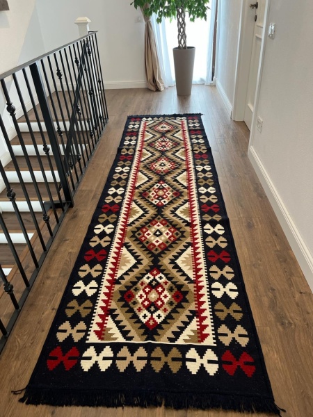 Covor traditional, cu doua fete,bleumarin-bej, dimensiunea 80x300 cm