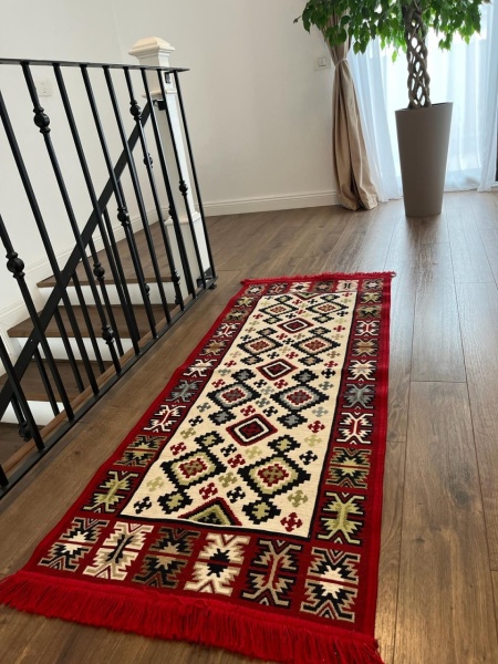 Covor traditional, cu doua fete,rosu-bej, dimensiunea 80x300 cm