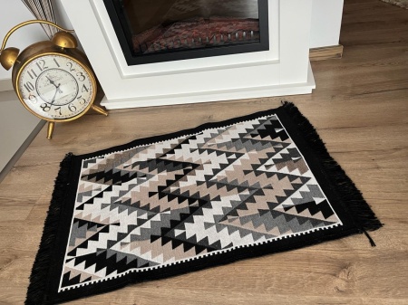 Covor traditional, cu doua fete,negru-bej, dimensiunea 60x120 cm