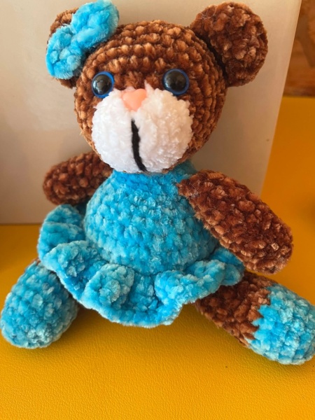 Jucarie de plus Ursuletul Krina, lucrata manual, handmade, textil, maro/albastru, 16 cm