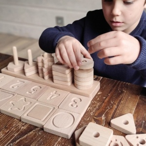 Joc educativ pentru copii si copii nevoi speciale didactic, Andreu Toys, senzorial, asociere forme si cifre, din lemn natur cu saculet depozitare