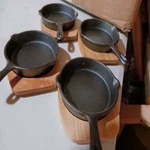 Navaris set 4 mini tigai fonta + 4 suporturi lemn mesteacan, Ø10.2x2.5cm, 426g/tigaie, compatibile inductie/cuptor/gratar, pretratate ulei soia, negru - Verificat A · Re-Bloom - Img 7