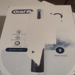 Periuta de dinti electrica Oral-B iO6 cu Tehnologie Magnetica si Micro-Vibratii, Inteligenta artificiala, Display led interactiv, Senzor de presiune Smart, Timer vizibil, 5 moduri, 1 capat, Trusa de calatorie, Negru, Resigilat, Grad A - Img 2