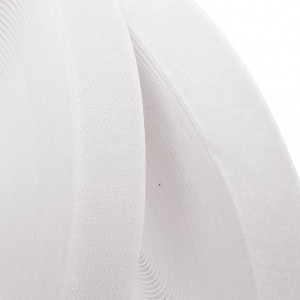 Rola de banda de cusut cu carlig si bucla TUKA-i-AKUT, fibre sintetice, alb, 25 m x 20 mm