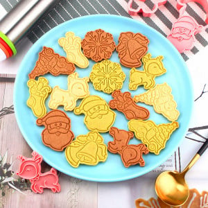 Set de 6 forme de biscuiti pentru Craciun Pipihome , plastic, roz - Img 2