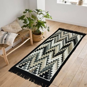 Covor traditional, cu doua fete,negru-bej, dimensiunea 80x300 cm - Img 2