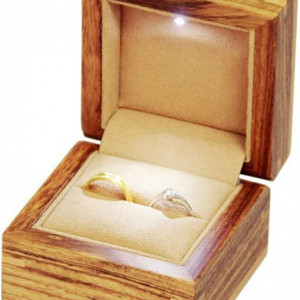 Cutie pentru inel Insun, LED, lemn/catifea, maro deschis, 8 x 8 x 6 cm - Img 1