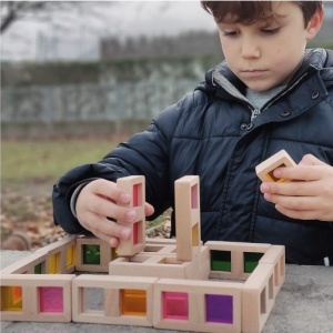 Joc educativ pentru copii si copii nevoi speciale tip Domino, Andreu Toys, piese din lemn cu efect translucid si transparent colorat, 7 culori, 28 piese, care stralucesc la lumina - Img 2