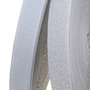 Rola de banda de cusut cu carlig si bucla TUKA-i-AKUT, fibre sintetice, gri argintiu, 25 m x 25 mm