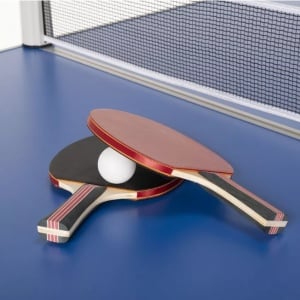 Cumpără de pe chilipirul-zilei.ro Set Complet de Ping Pong PlayTown, 2 Palete tenis de masa, 3 Mingi, Geanta transport, Negru/Rosu