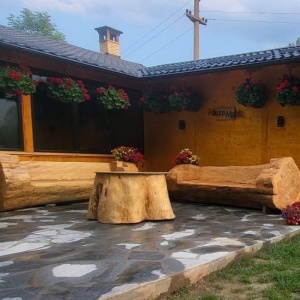 Set de 2 banci cu masa rotunda din lemn masiv de rasinoase - mobilier rustic pentru gradina/ terasa (banci 2-3m, grosime 70-100cm)