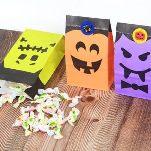 Set de 50 pungi cu  60 autocolante pentru Halloween Cymax, hartie, multicolor, 15 x 9 x 5,5 cm 