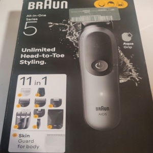 Aparat de tuns multifunctional Braun All-in-One Seria 5 AIO5560, 11-in-1, Lama ultra ascutita, 7 Piepteni, 1 Mini Cap de ras, 1 Cap tuns SkinGuard, 1 Perie de curatare, 1 Saculet, AquaGrip pentru control sub dus, Autonomie 120 minute, Resigilat, Grad A - Img 2