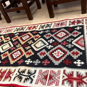 Covor traditional, cu doua fete,rosu-bej, dimensiunea 60x150 cm - Img 4