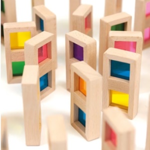 Joc educativ pentru copii si copii nevoi speciale tip Domino, Andreu Toys, piese din lemn cu efect translucid si transparent colorat, 7 culori, 28 piese, care stralucesc la lumina