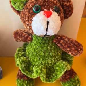 Jucarie de plus Ursuletul Krina, lucrata manual, handmade, textil, maro/verde deschis, 16 cm