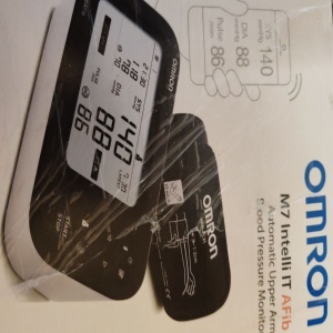 Pachet Tensiometru de brat automat OMRON M7 IT AFib, Tehnologie Intellisense, Adaptor AC original Omron, Alb, Resigilat, Grad A - Img 2