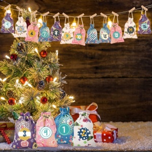 Set 24 saculeti cu stickere, cleme si ata Thexiu, textil/hartie/lemn, multicolor