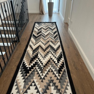 Covor traditional, cu doua fete,negru-bej, dimensiunea 80x300 cm